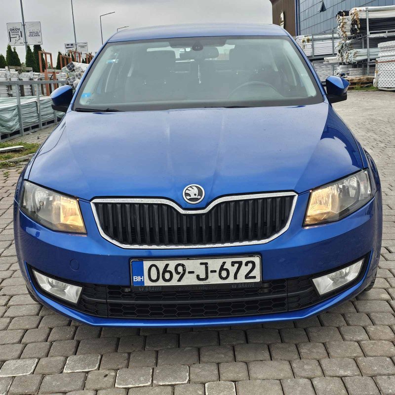 Automobil