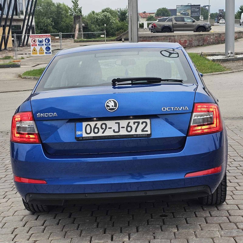 Automobil