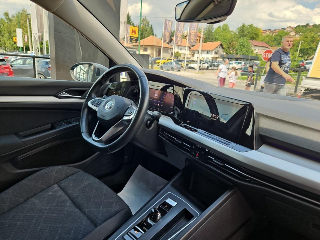 Automobil