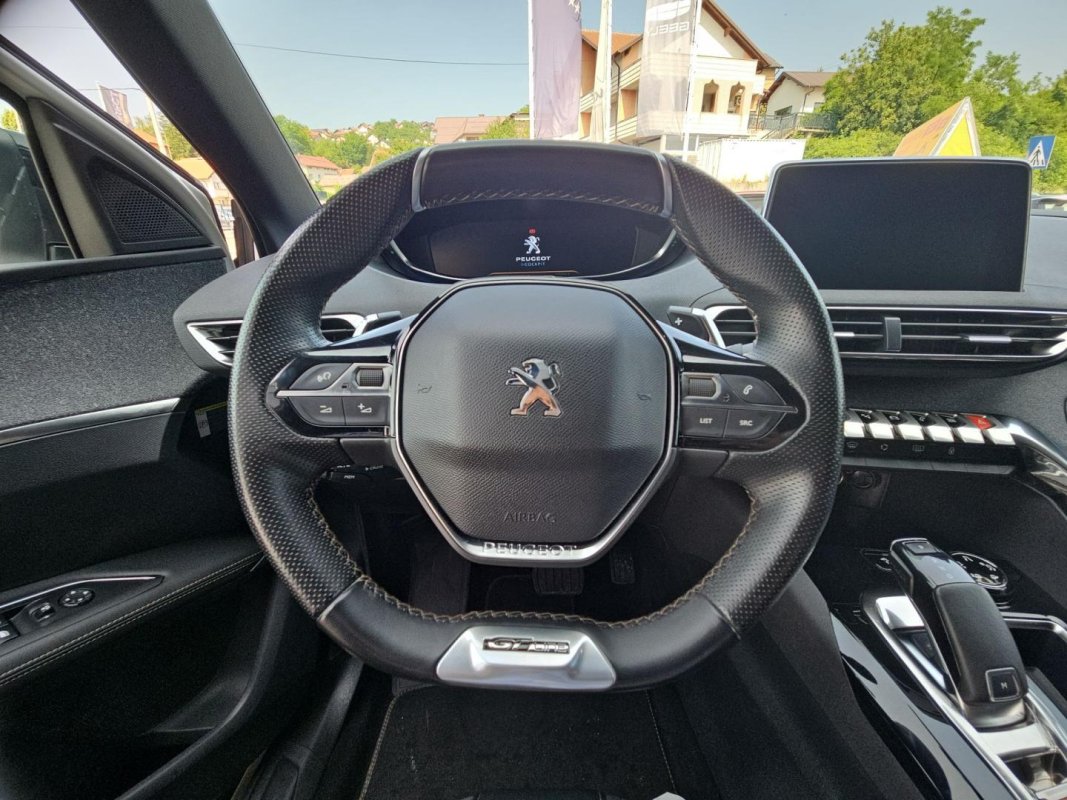 Automobil