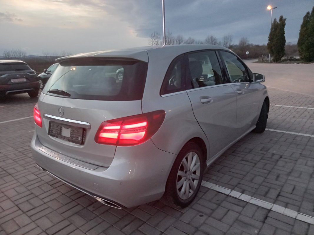 Automobil
