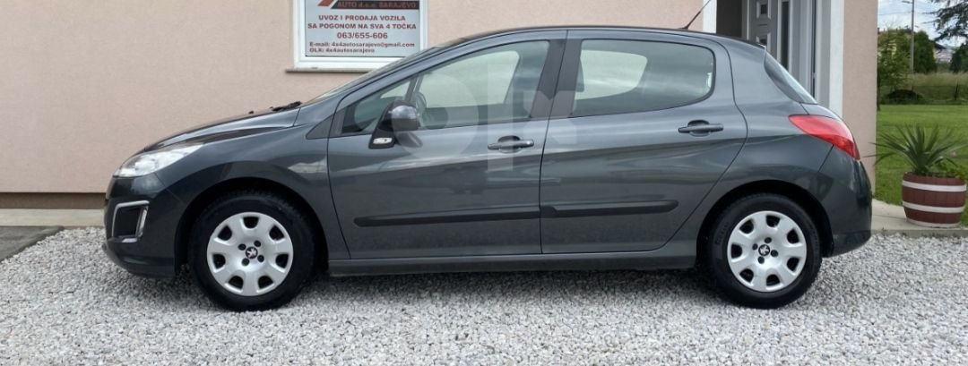 Automobil