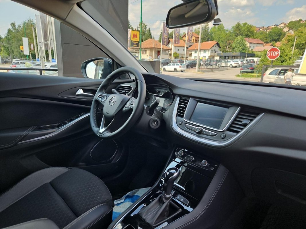 Automobil
