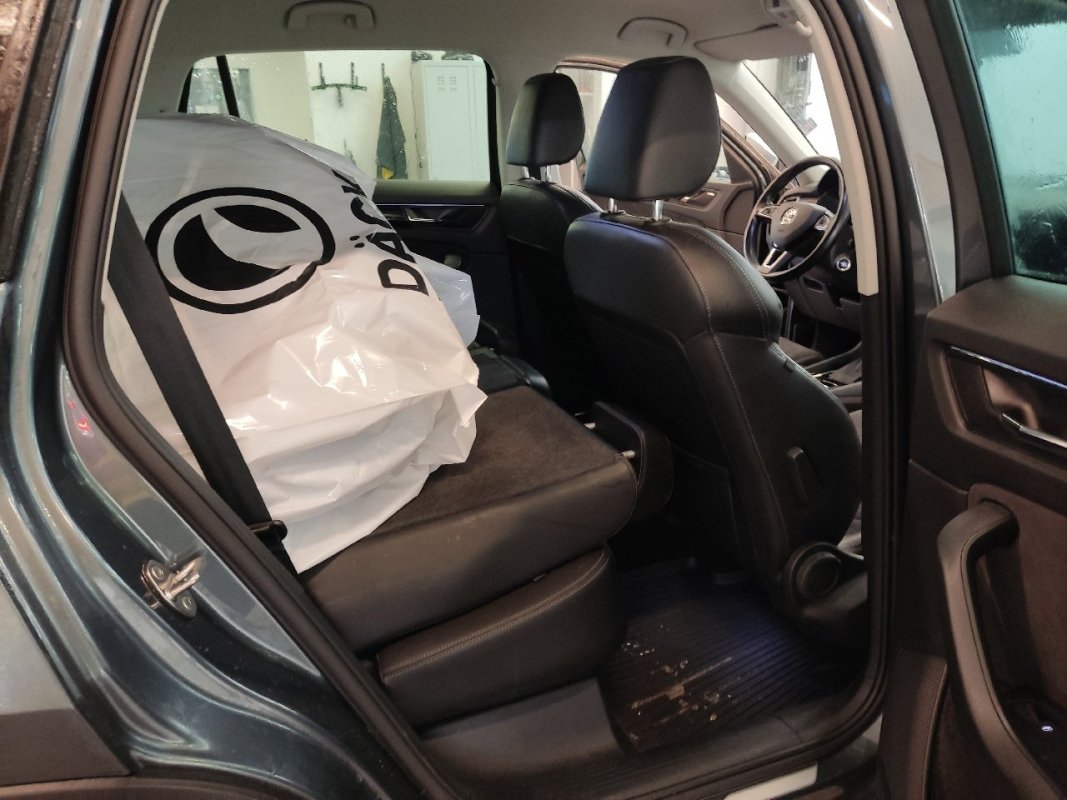 Automobil