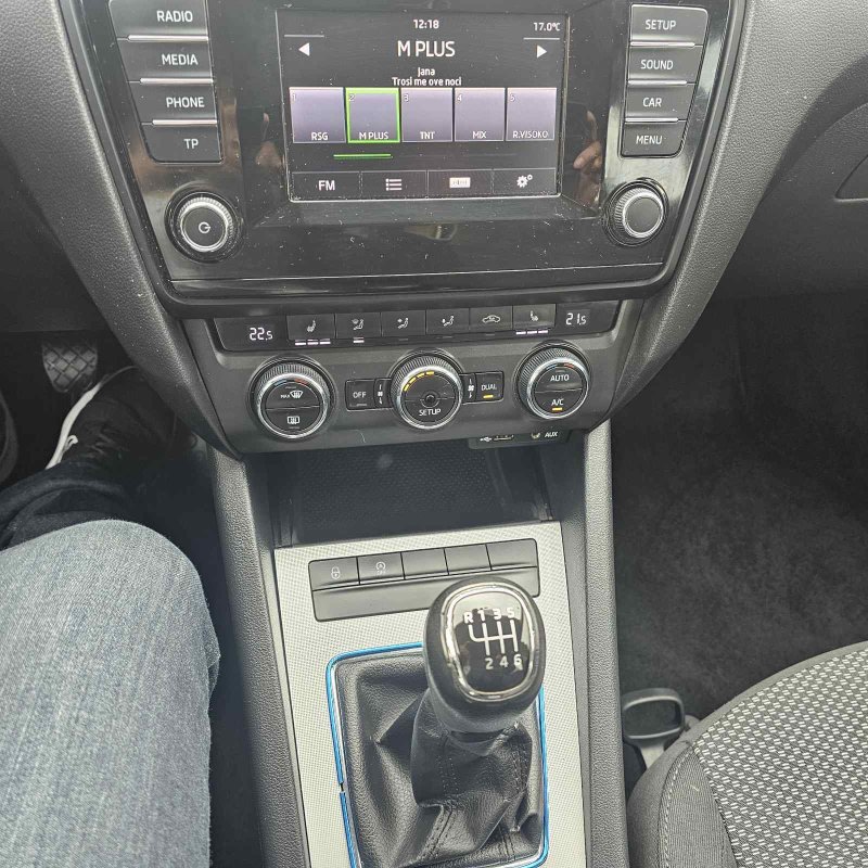 Automobil