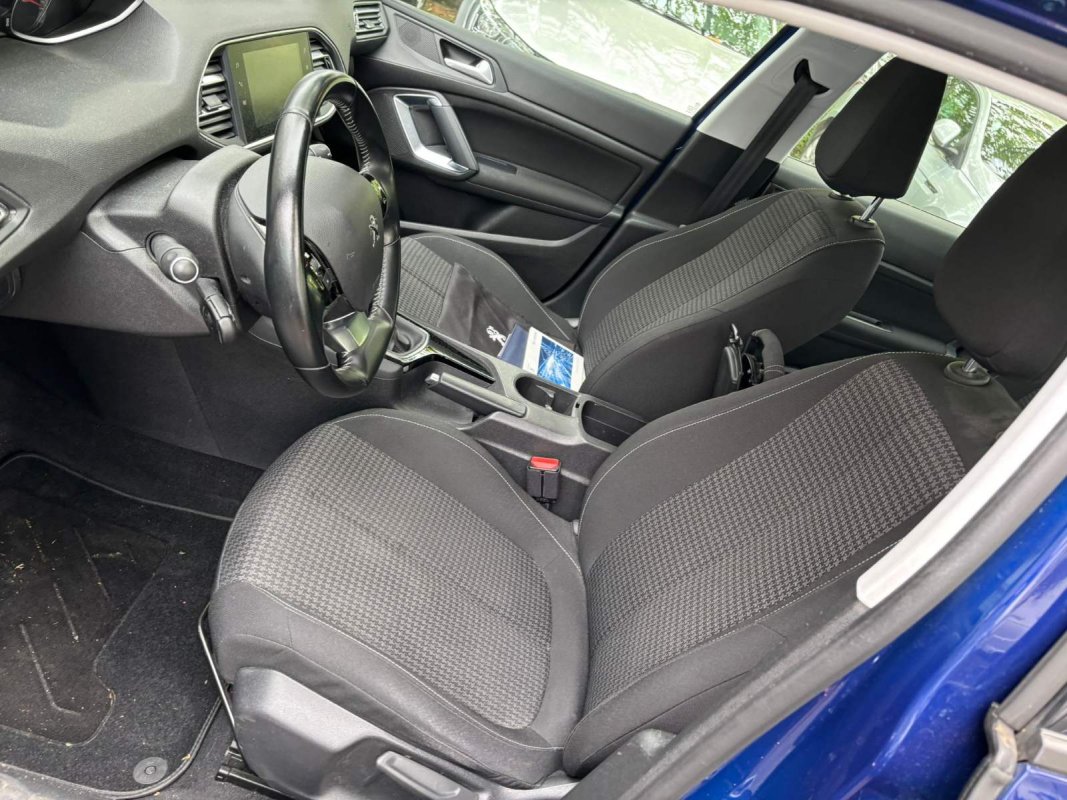 Automobil