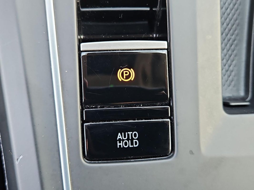 Automobil