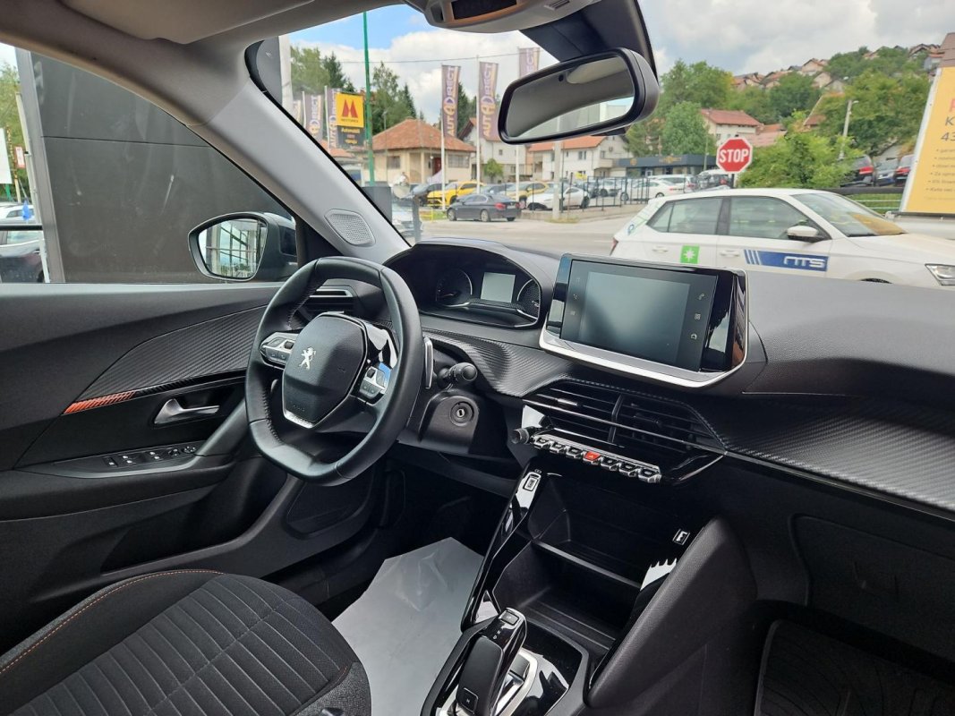 Automobil