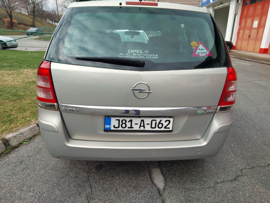 Automobil