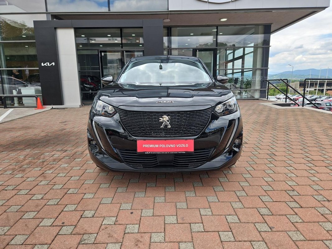 Automobil