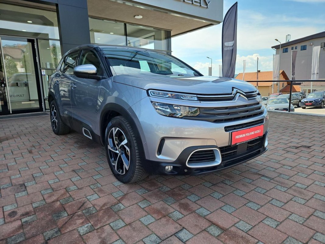 Automobil