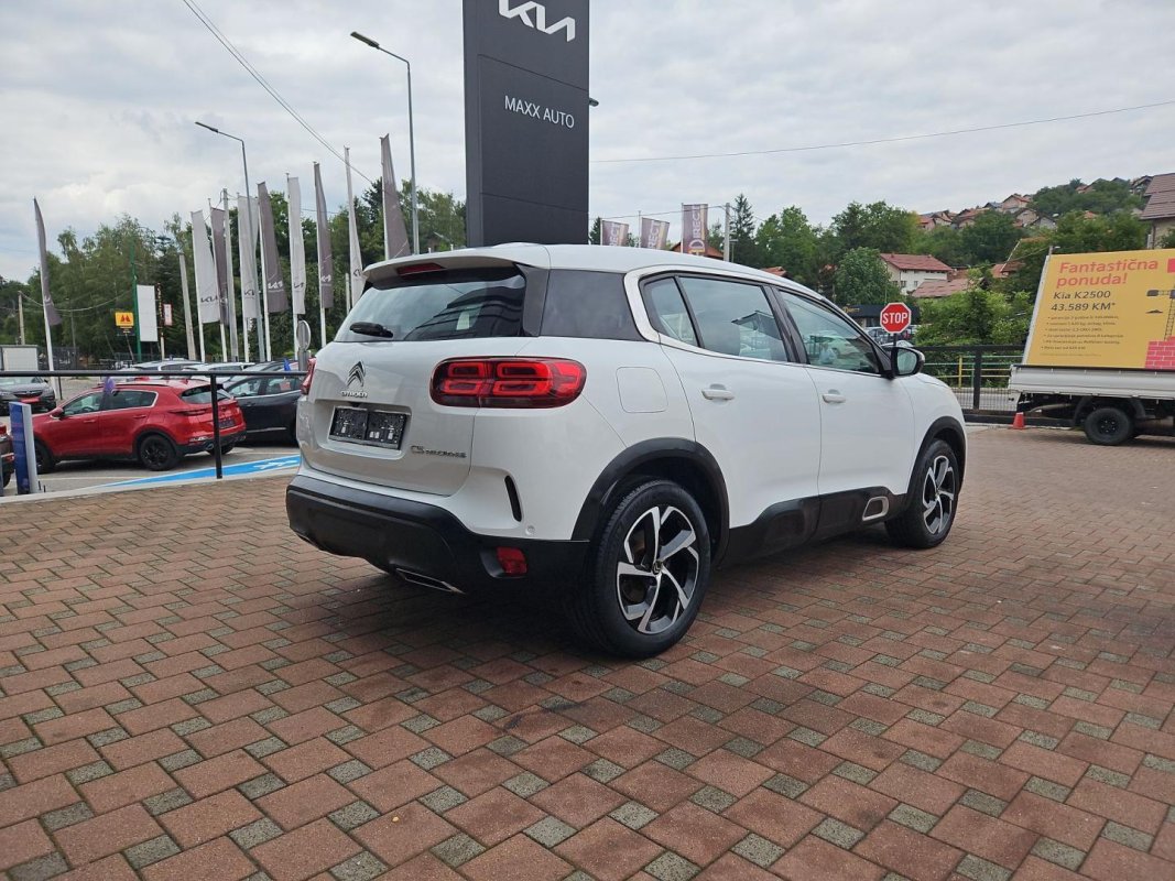 Automobil