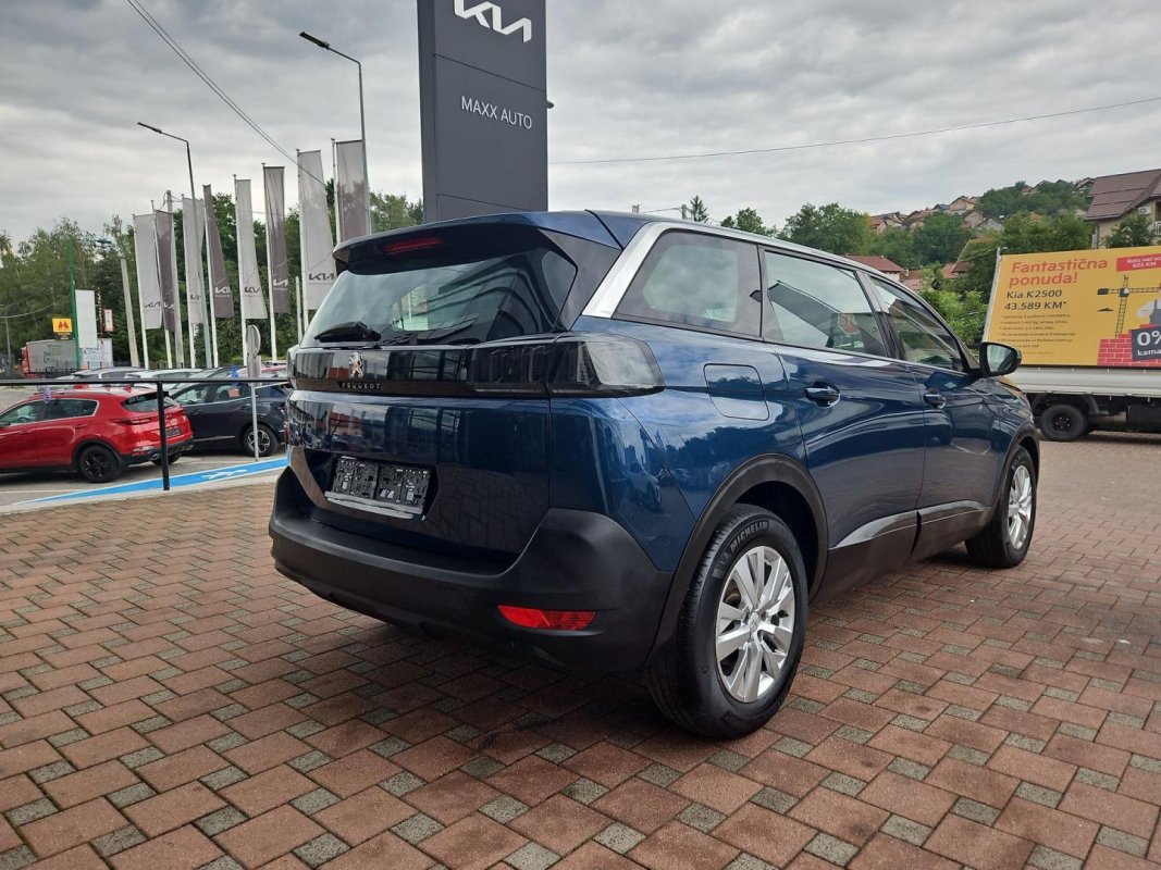 Automobil