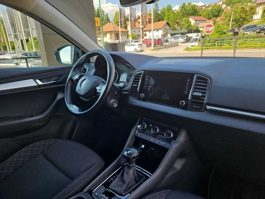 Automobil