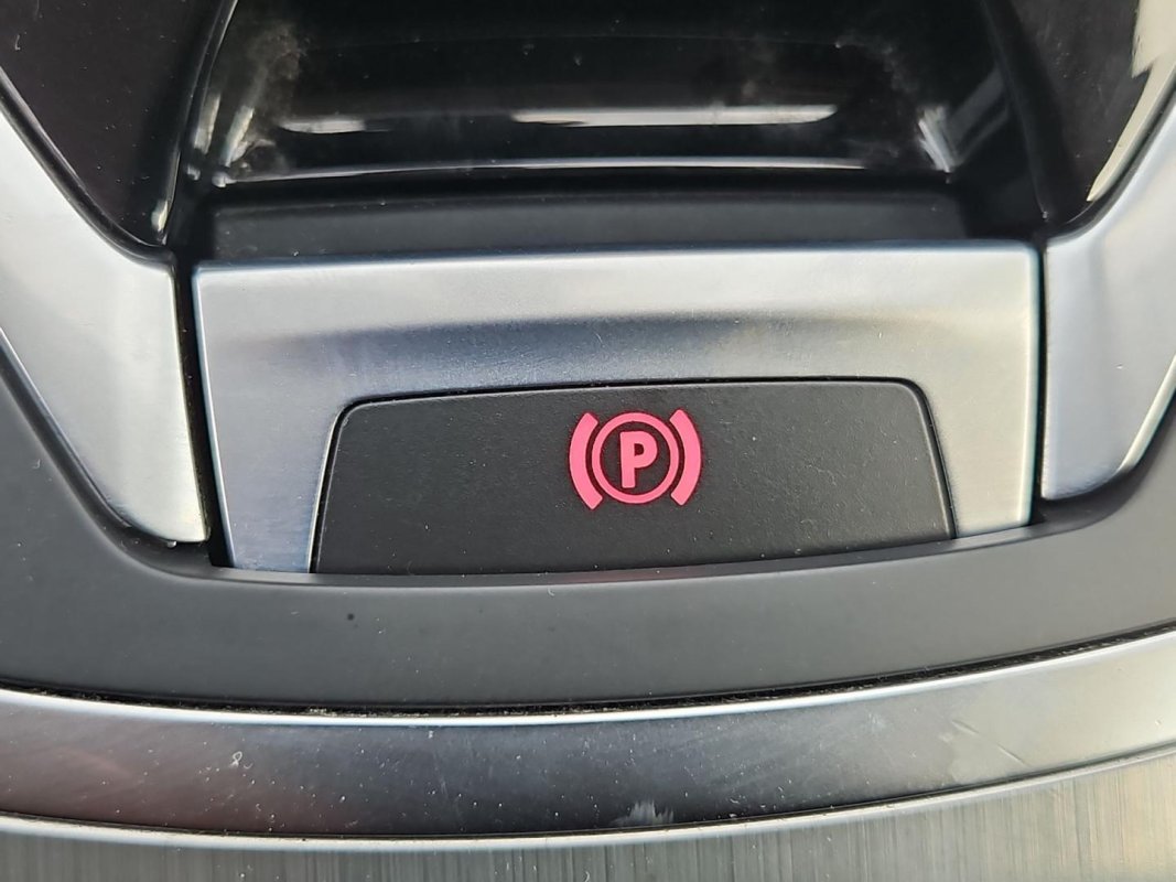 Automobil