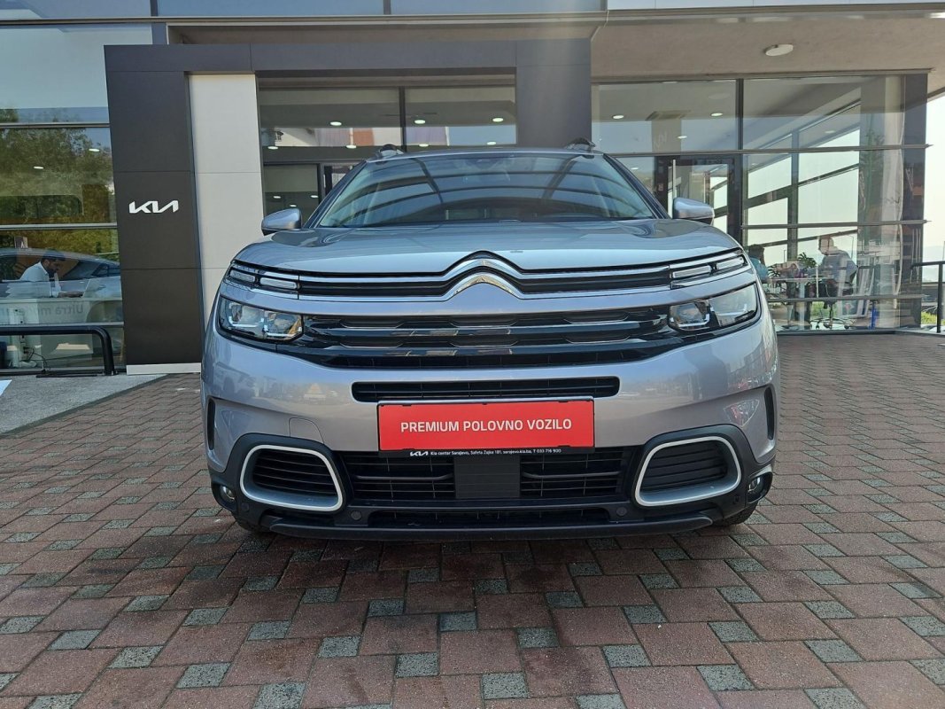 Automobil