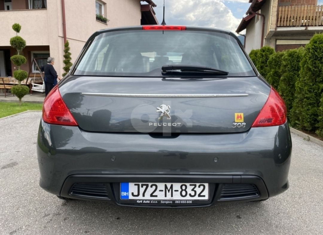 Automobil