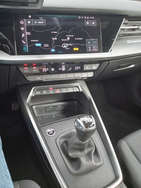 Automobil