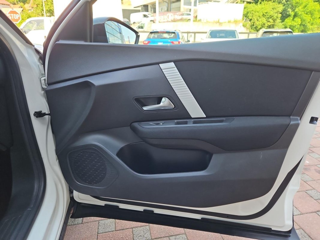 Automobil