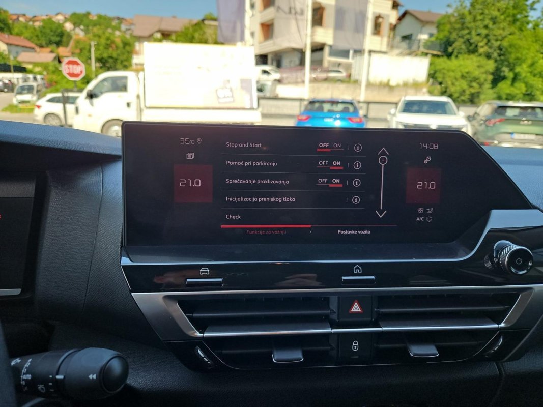 Automobil