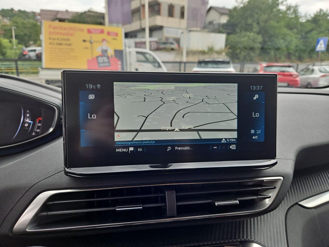 Automobil