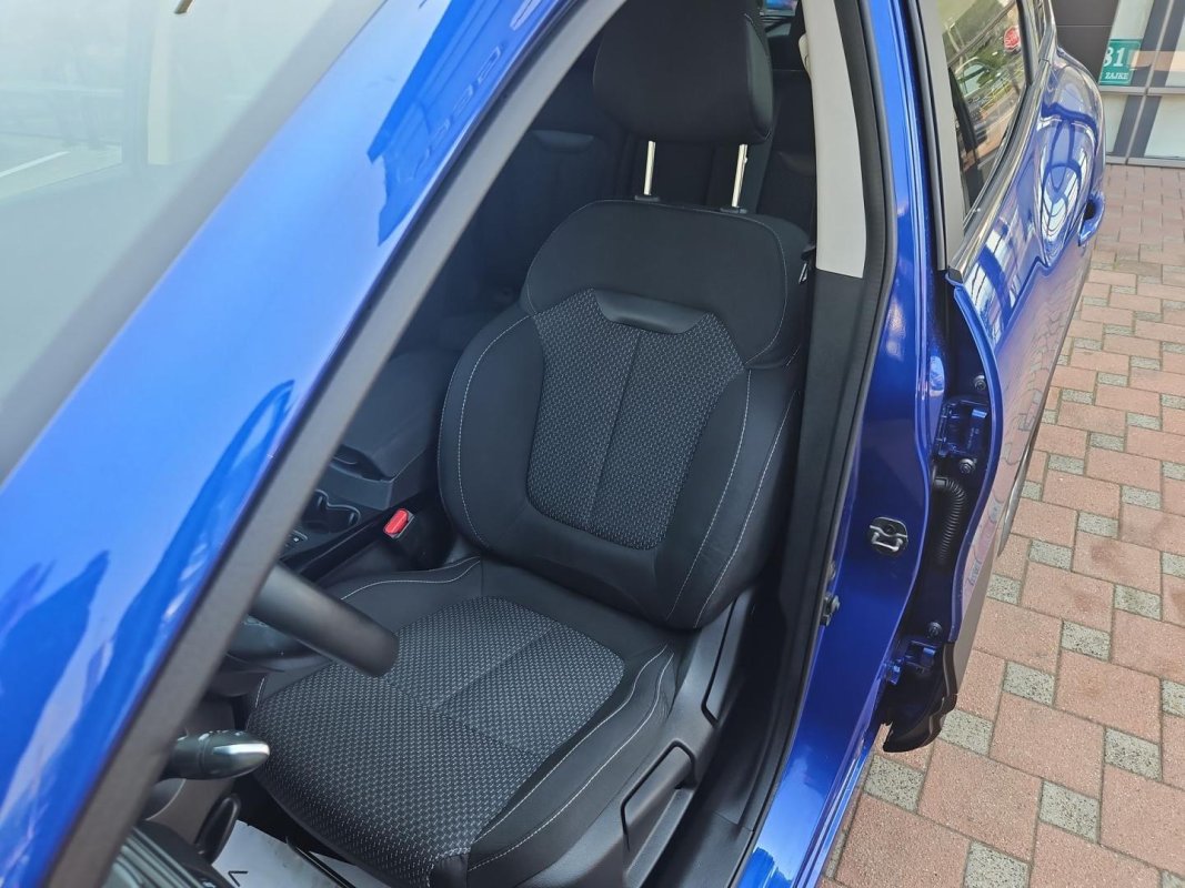Automobil