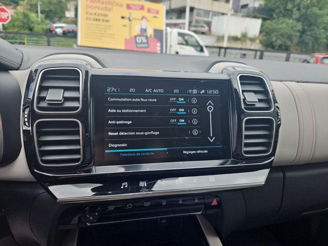 Automobil