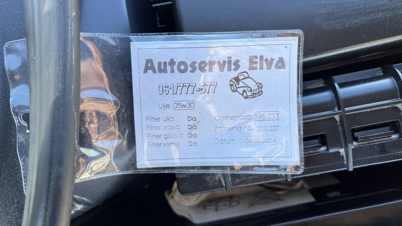 Automobil