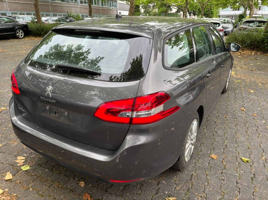 Automobil