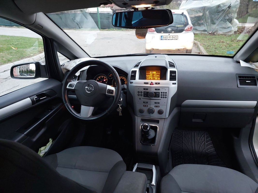 Automobil
