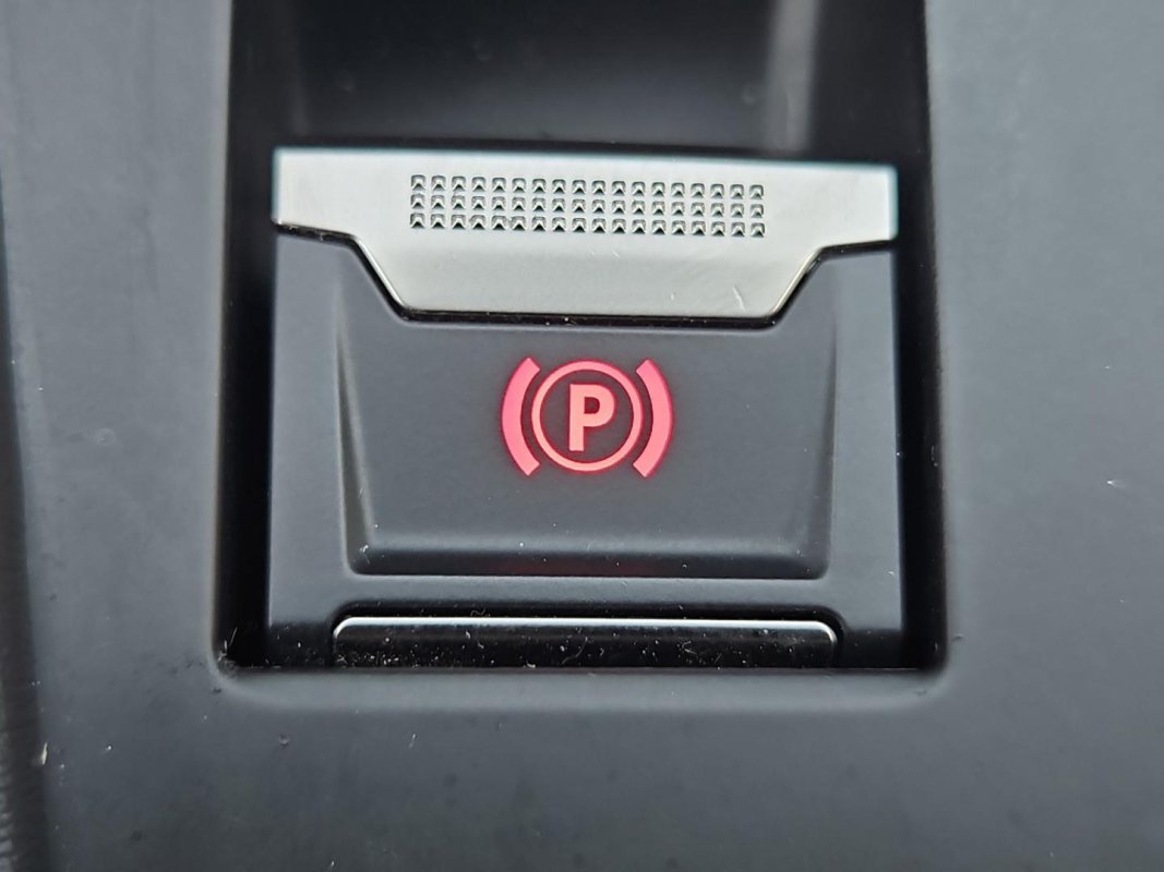 Automobil