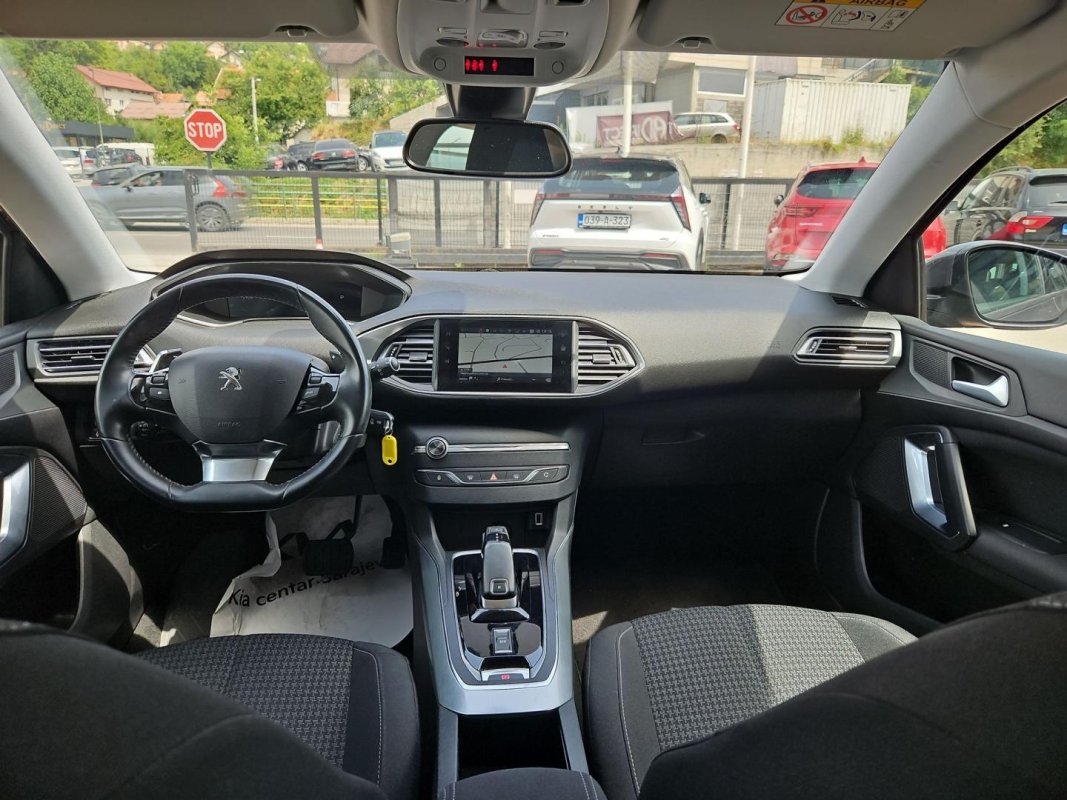 Automobil