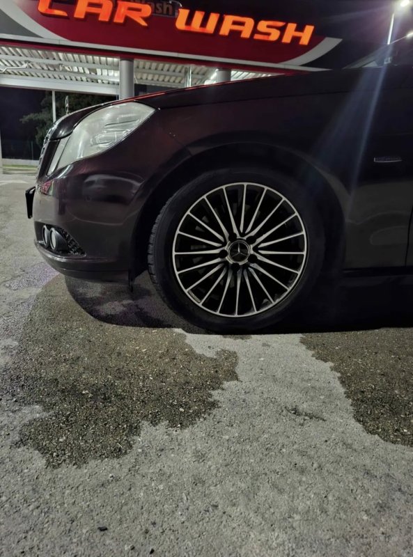 Automobil