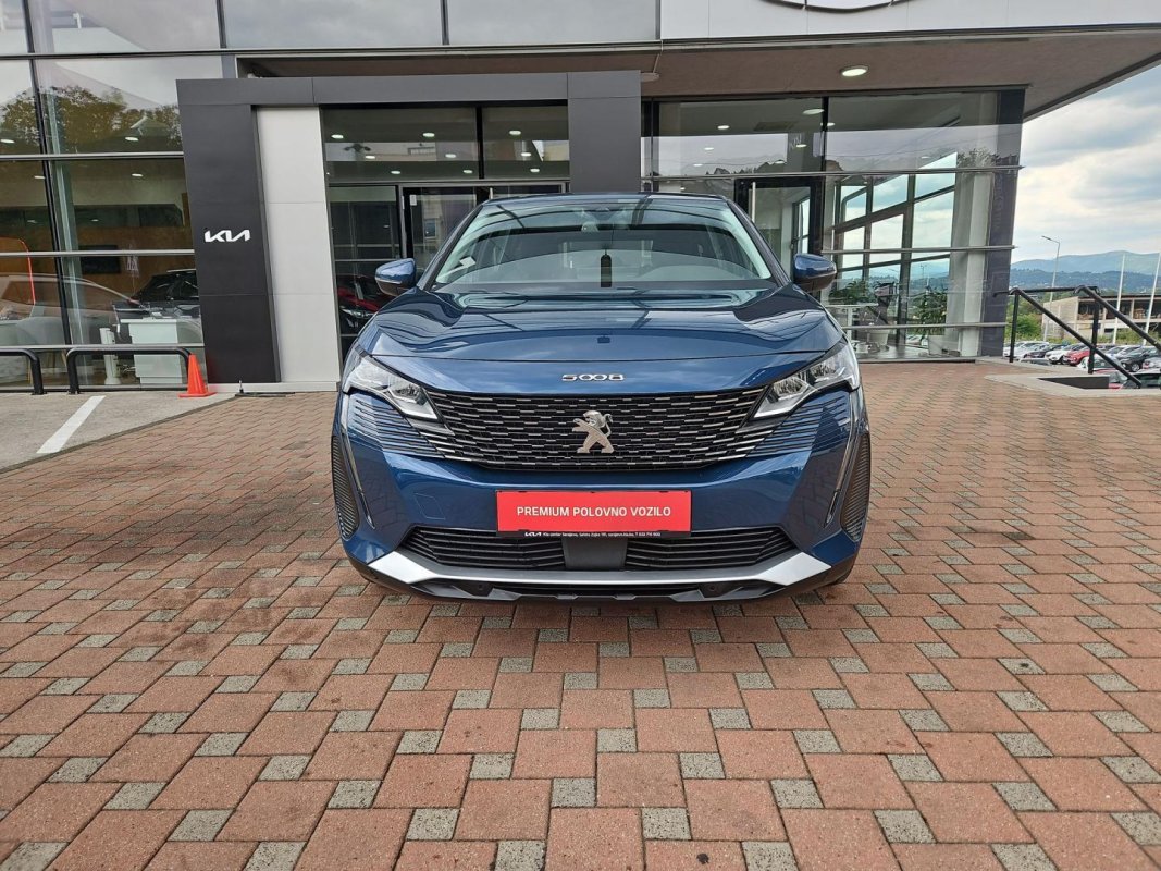 Automobil