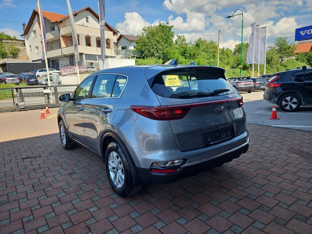 Automobil