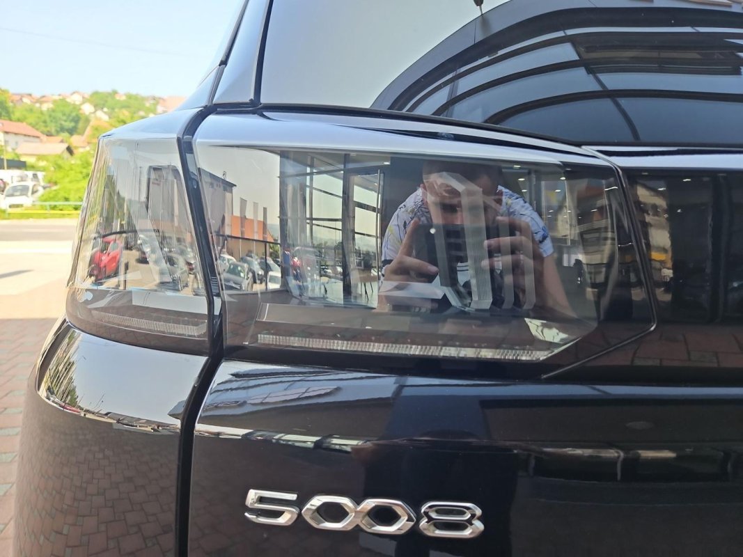 Automobil
