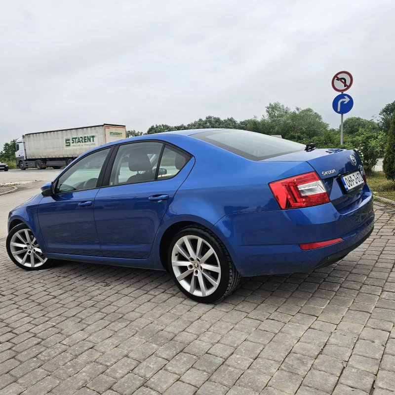 Automobil