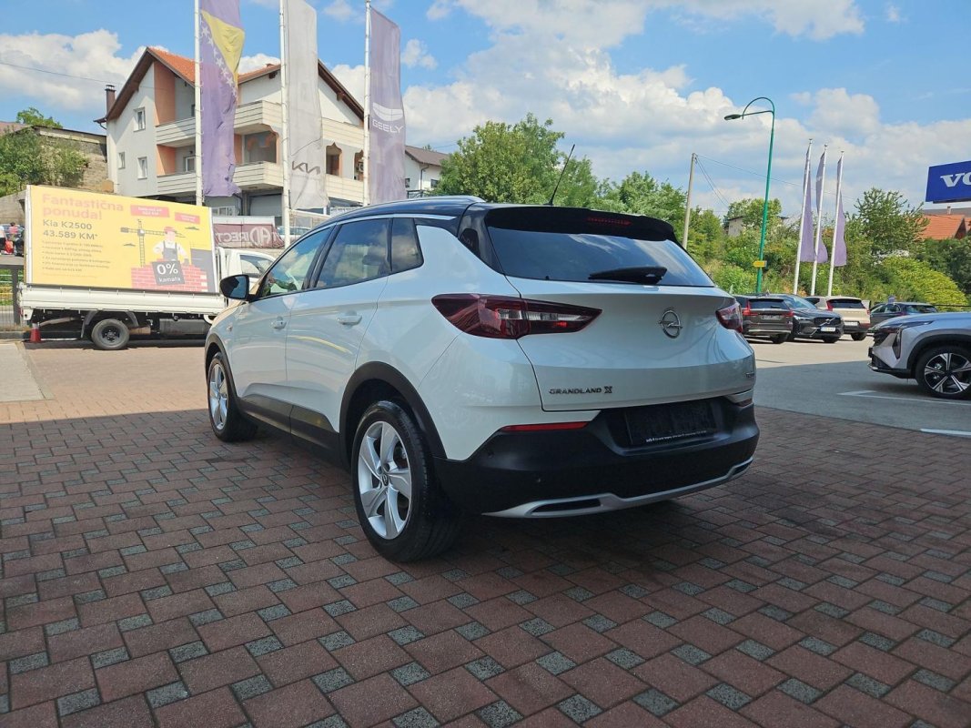 Automobil