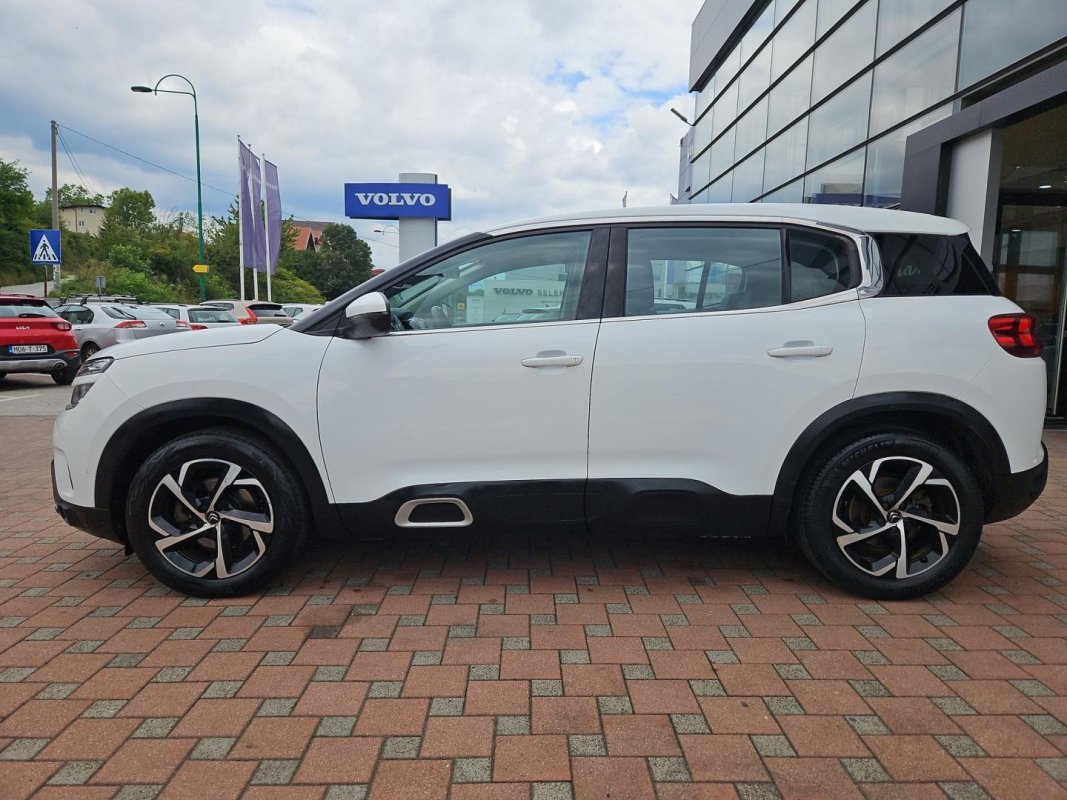 Automobil