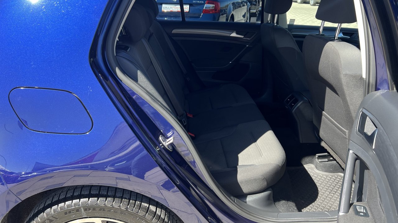 Automobil