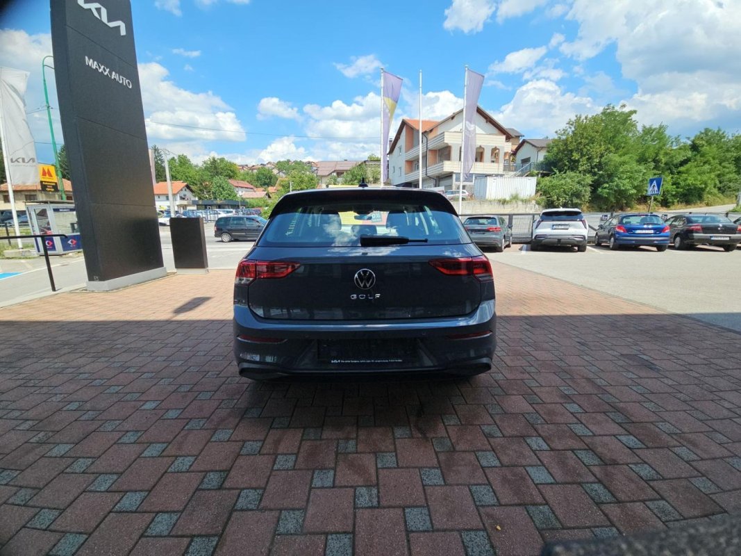 Automobil