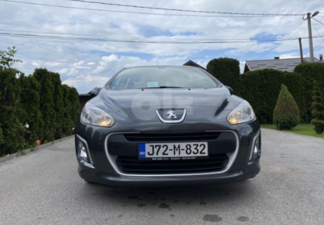 Automobil