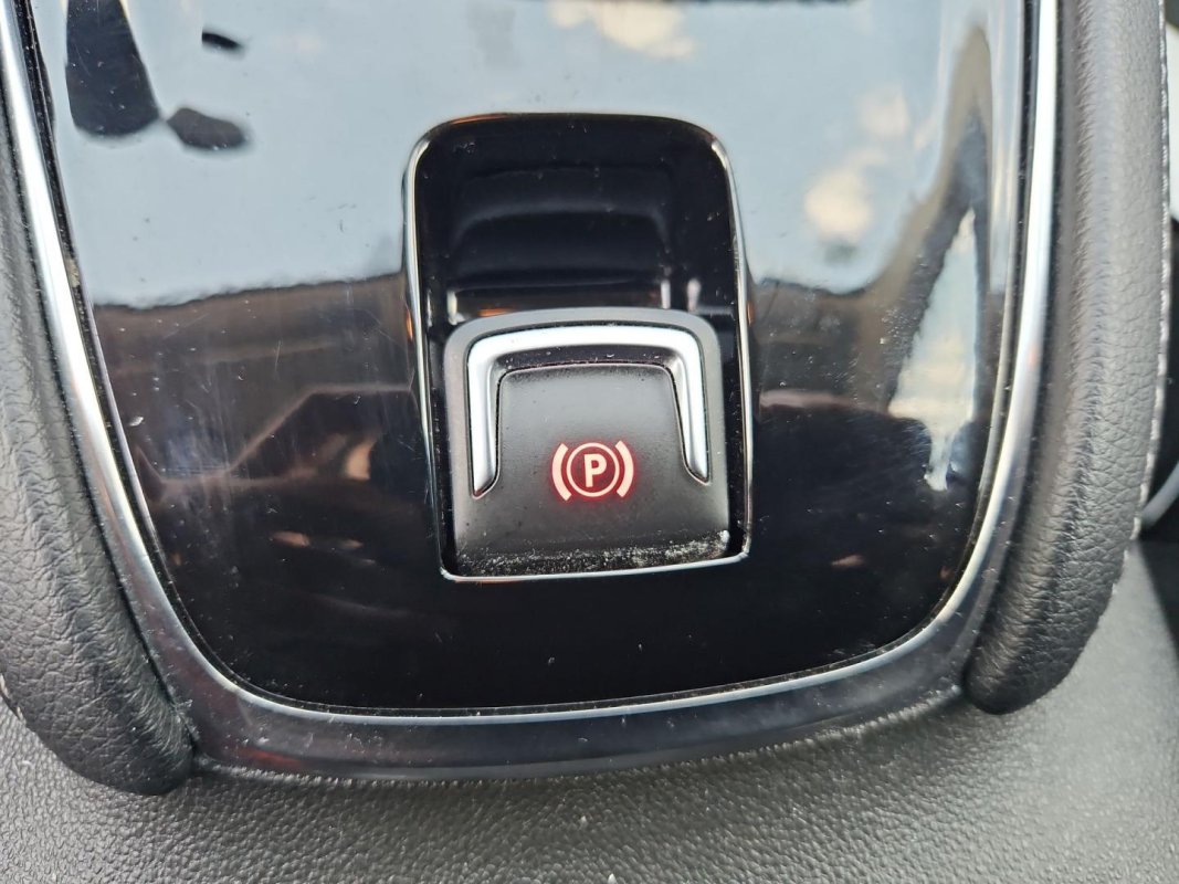 Automobil