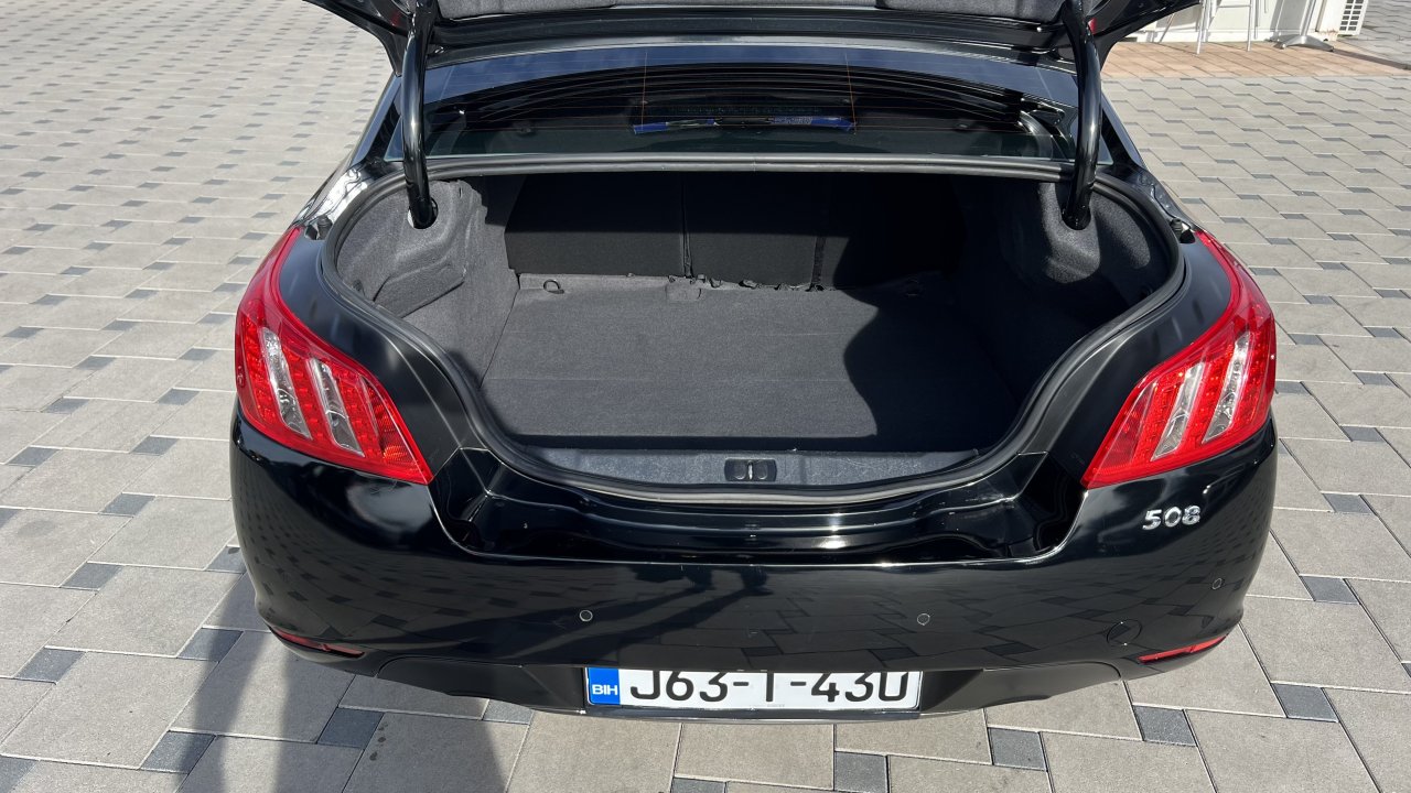 Automobil