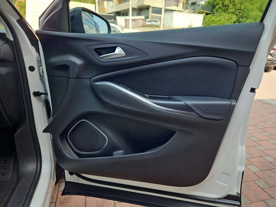 Automobil