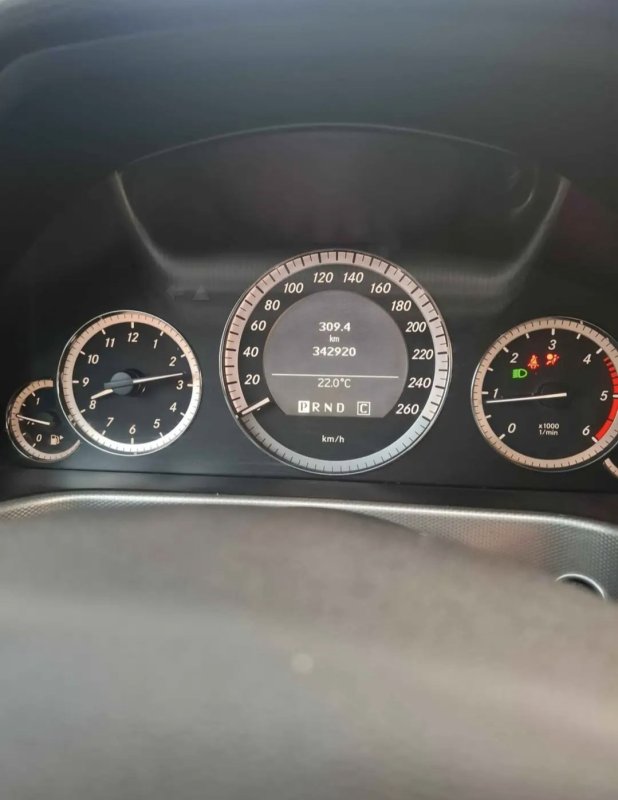Automobil