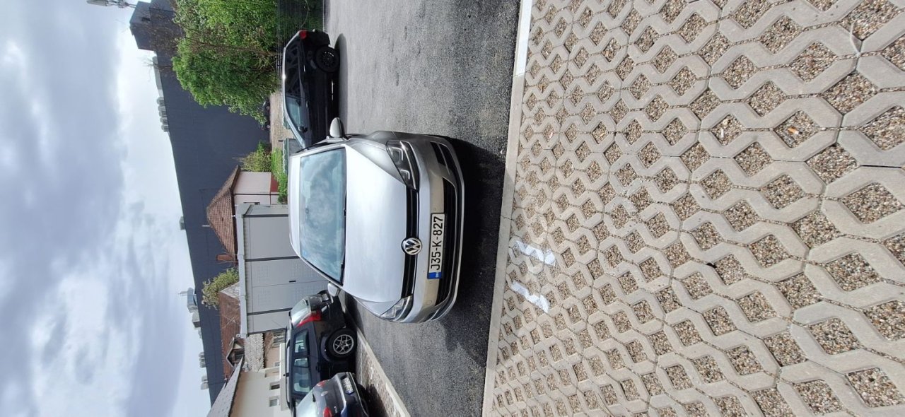 Automobil