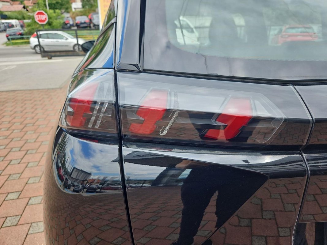 Automobil