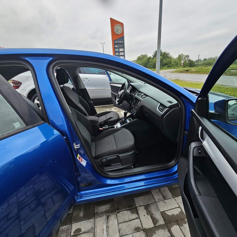 Automobil