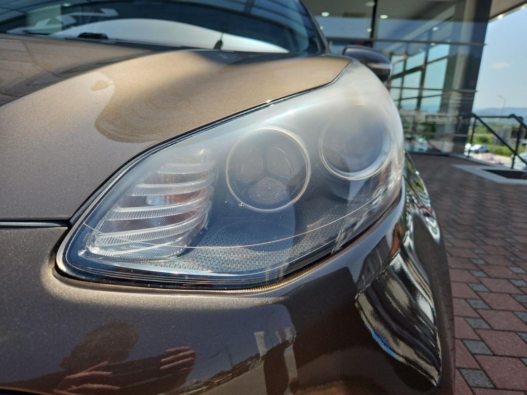 Automobil